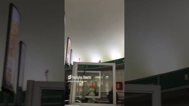 Санкт-Петербург. 24.12.2024. Интерьер павильона метро «Василеостровская», кассовый зал