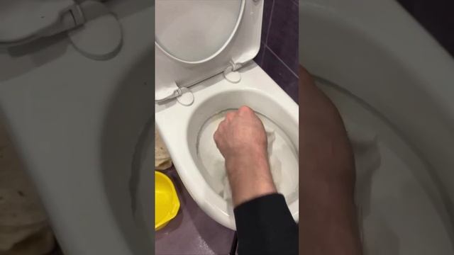 Как убрать известковый налет на унитазе❓