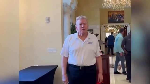 Трамп появился на публике с новой прической