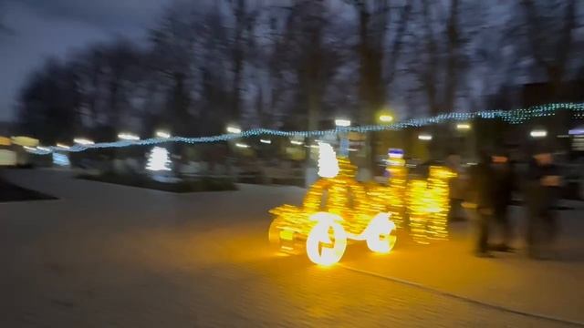 В Волновахе украсили городскую елку от Ямала