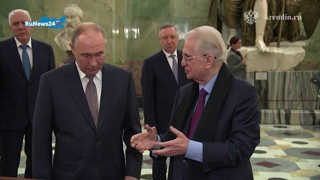 Владимир Путин осмотрел залы постоянной экспозиции античного искусства Эрмитажа