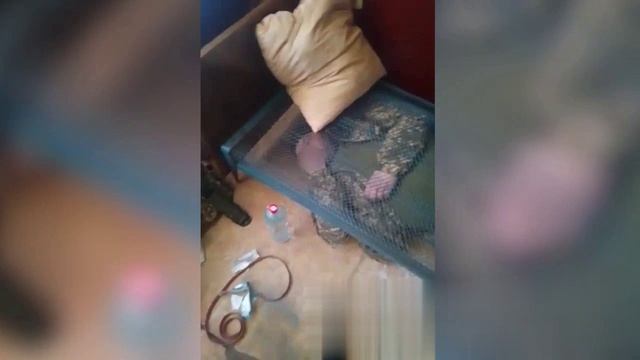ВСУ, отступая в Курской области, оставили под кроватью в частном доме раненого боевика.