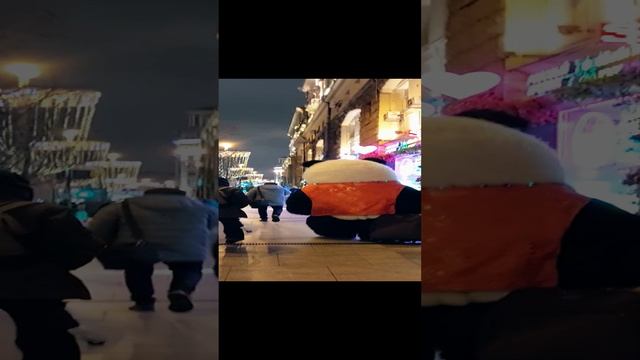 По Тверской шла панда с чемоданом