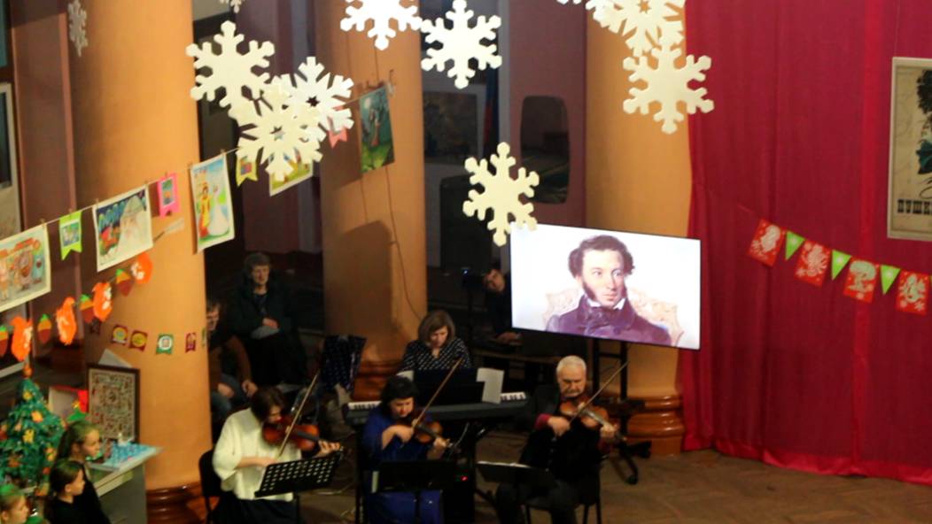 Пушкинская ёлка - снежинки и музыканты.