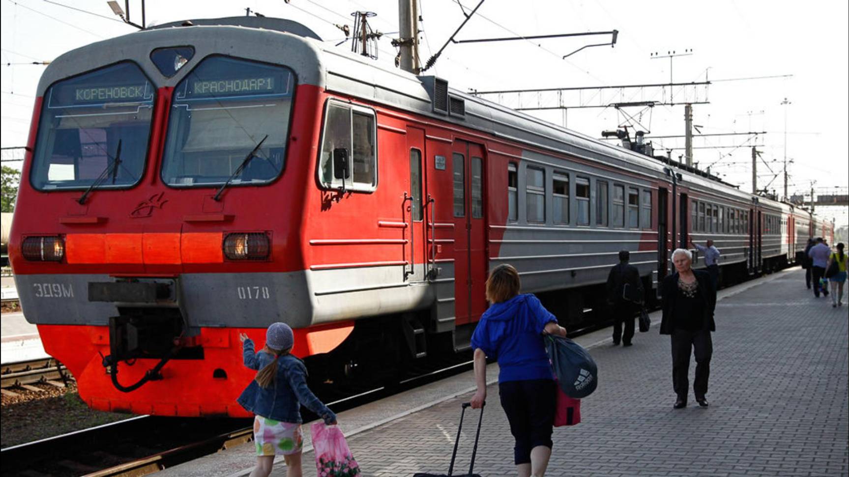 В Петербурге поезд сбил перебегавшего на красный сигнал мужчину