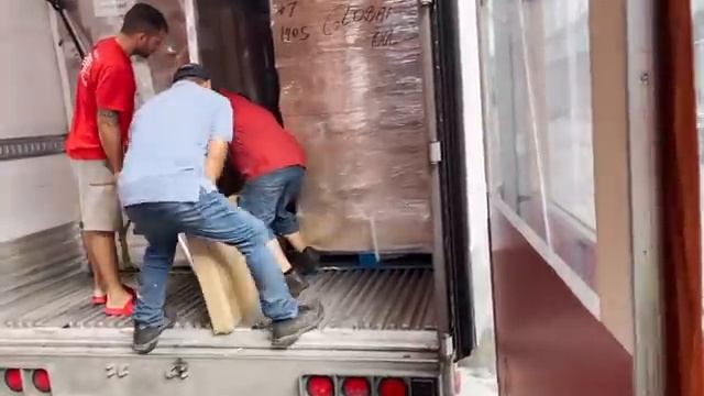 Русские магазины в США. Сожгли машину на наших глазах