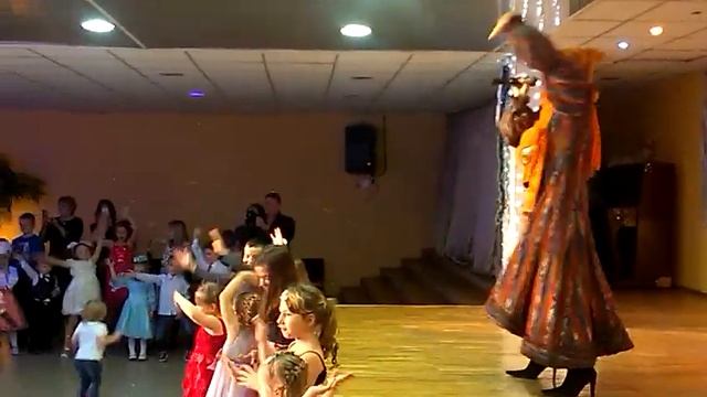 Новогоднее представление: зайчики танцуют