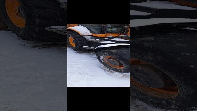 Прогреваем тракторы перед выездом)