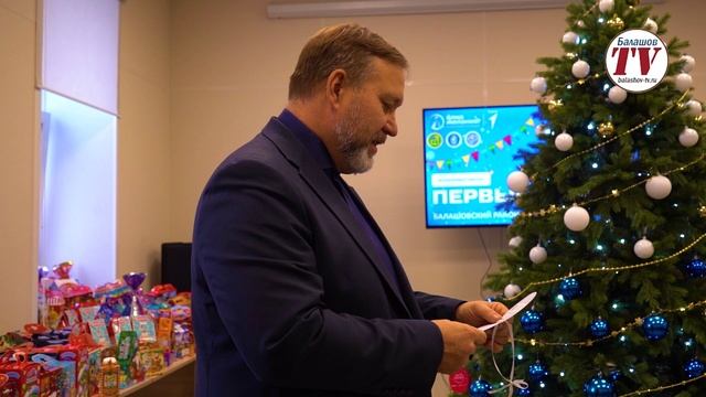 В ЦЕНТРЕ МОЛОДЕЖНЫХ ИНИЦИАТИВ УКРАШЕНА «ЕЛКА ЖЕЛАНИЙ»