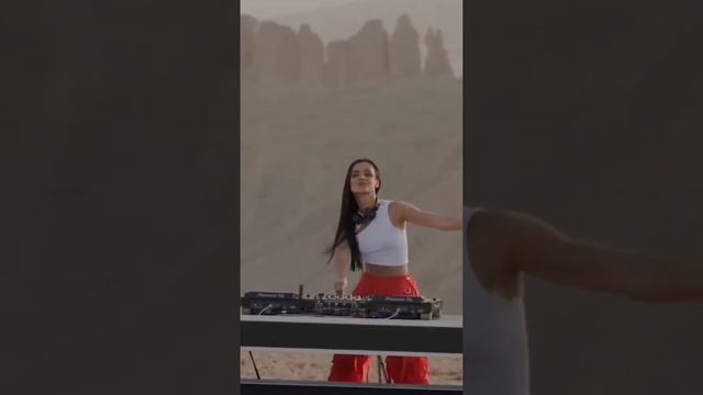 ДЕВОЧКА ПОЁТ