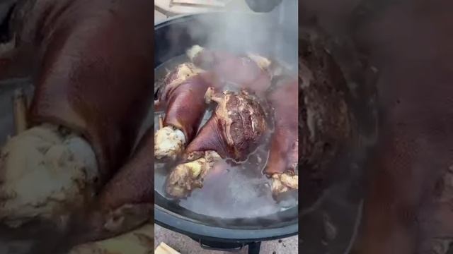 Свиная рулька в казане.
.mp4