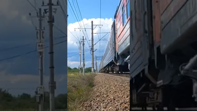 ЭП2К-223, "наваливает" с пассажирским поездом