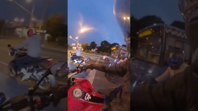 Yamaha r6 mt09 on traffic lights watching on triumph playing