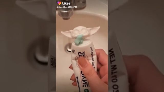 Йода ест зубную пасту