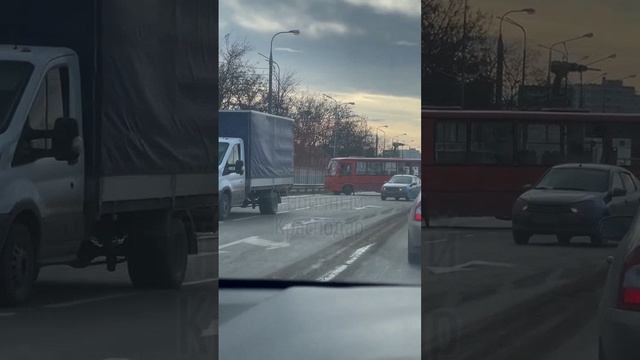 Автобус развернуло на Западном обходе. 🫣