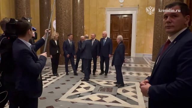 ⚡️Путин посетил Эрмитаж, осмотрев несколько залов, — Кремль.