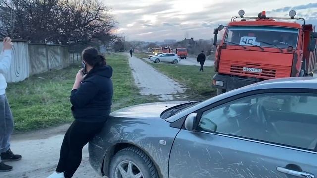 В Анапе местные жители перекрыли дорогу грузовикам с мазутом на перевалочную площадку. 🫢