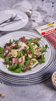 Салат с грушей и прошутто