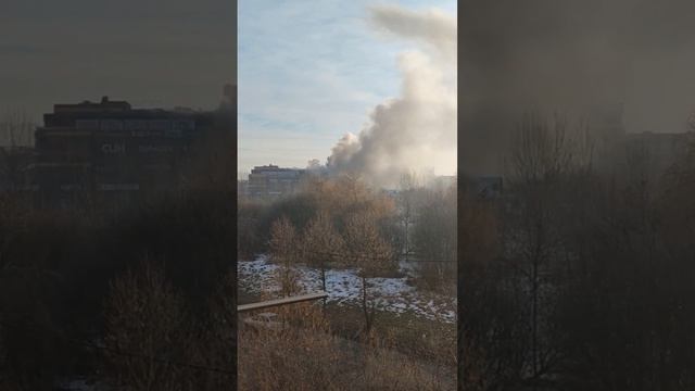 Взрыв в ТЦ во Владикавказе. Вынесло огромное количество окон в «Алания Молл», из здания идёт дым.