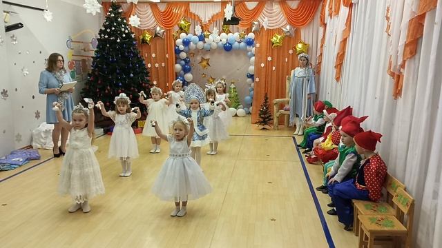 Елена Фищукова. "Танец Снежинок" дети 4 лет на Новый год.mp4