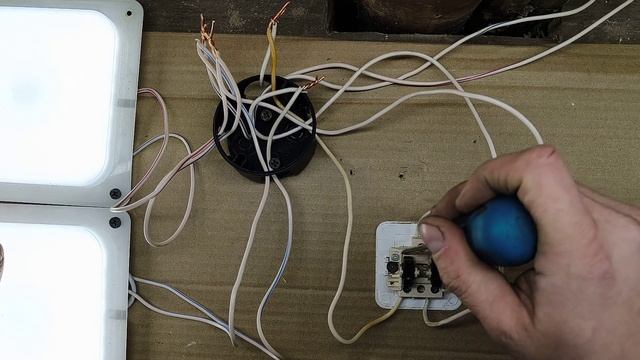 Неправильно работает двухклавишный выключатель