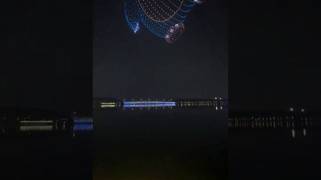 ✨ | В технологической столице Шэньчжэня, небо оживает благодаря захватывающим шоу дронов.