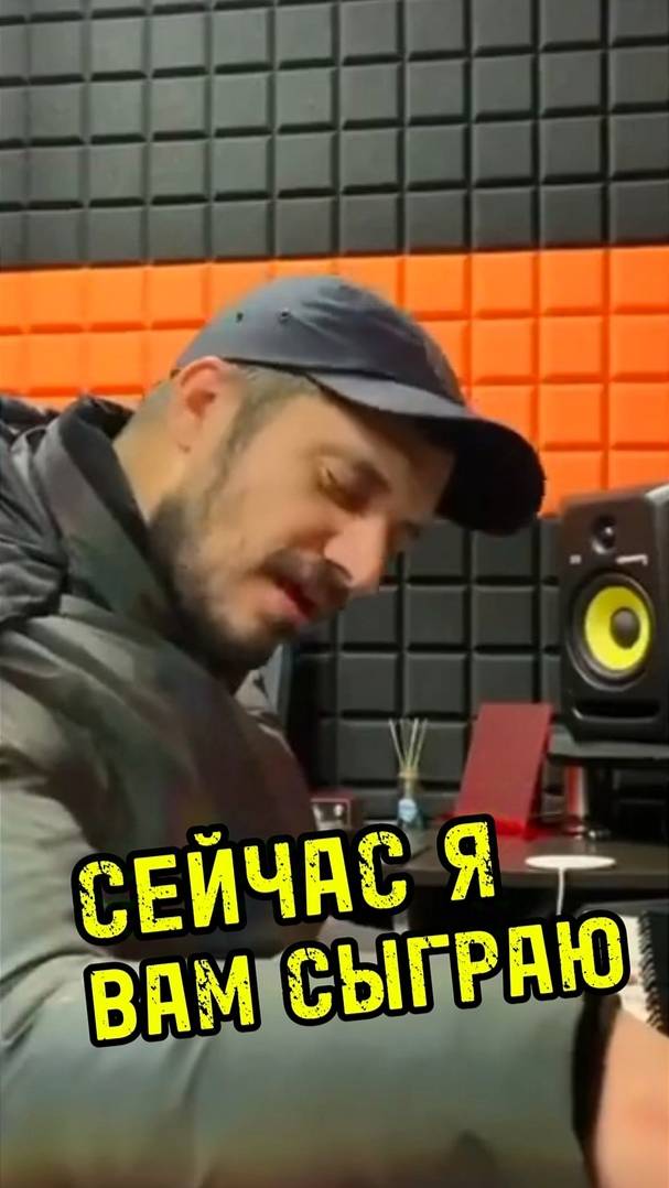 Паша Техник в музыкальном магазине