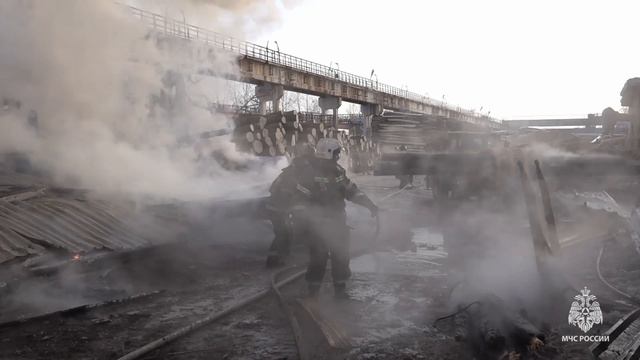 В Хабаровске пожарные ликвидировали возгорание на территории базы