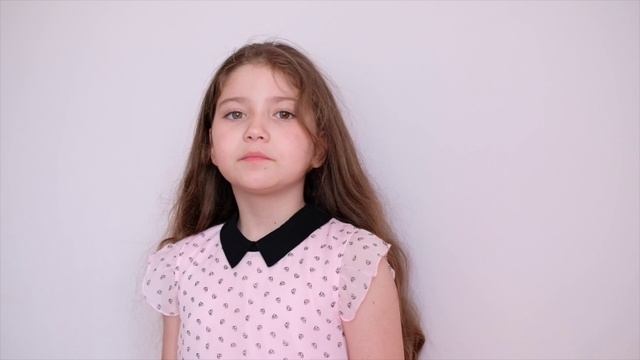 10-летняя Эмилия Куракова репетирует 22 июня стихотворение Дины Немировской, своей бабушки
