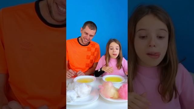 Арина и папа едят вкусняшки
