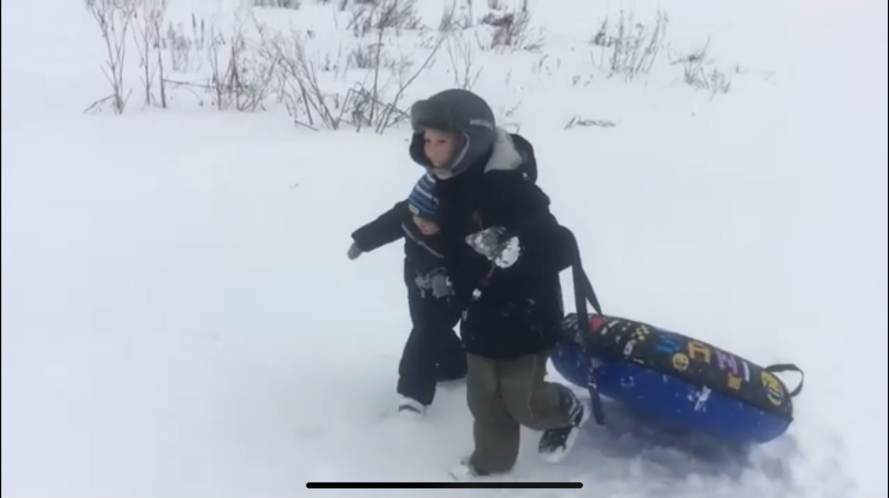 Поездка с внуками на горку в выходной зимний день/ Катаемся на ватрушке.