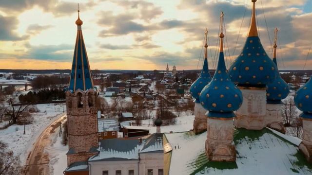Бежит река, в тумане тает.