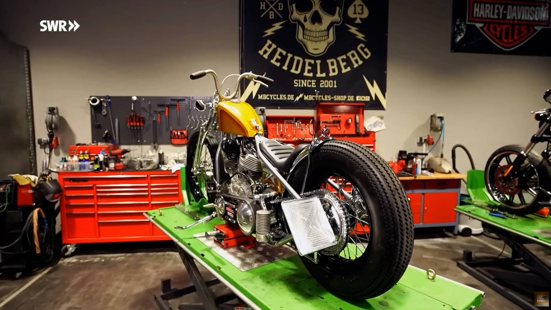 Красивый кастом мотоцикл на основе старой рамы Harley-Davidson 1950-х годов и копии мотора Panhead