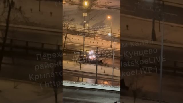 Ночью на Крылатской улице коммунальщики мешали спать жителям уборкой снега