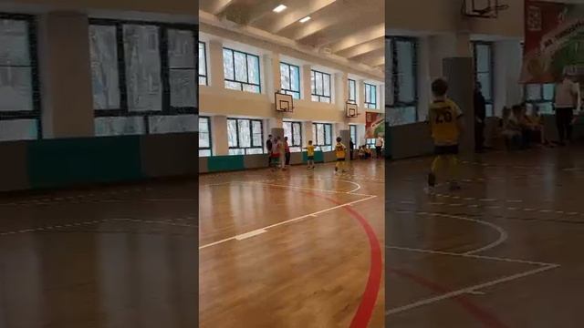 1000443029.mp4 Мои внуки играют в футбол в школе