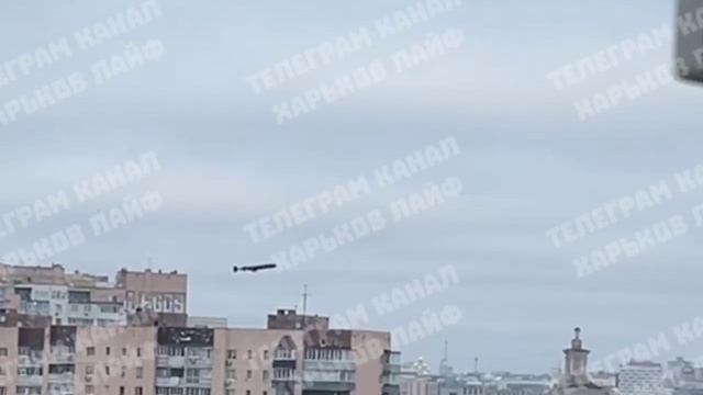 Момент полета одной из Гераней-2 над Харьковом на малой высоте с огибанием препятствий.  Не ис...