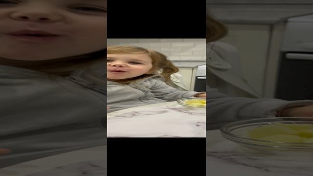 Дочка учится кушать палочками!