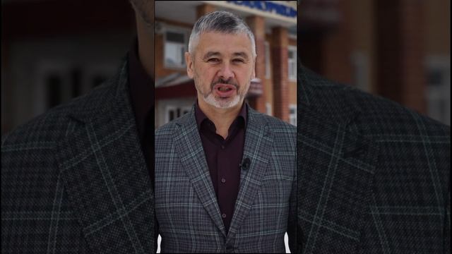 С Новым годом поздравляет Олег Акимов