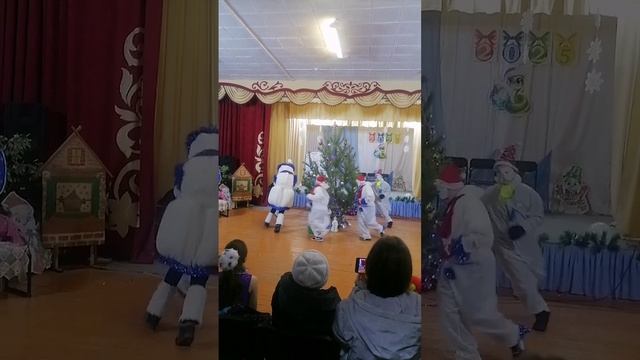Веселый танец снеговиков, приближается  новый год