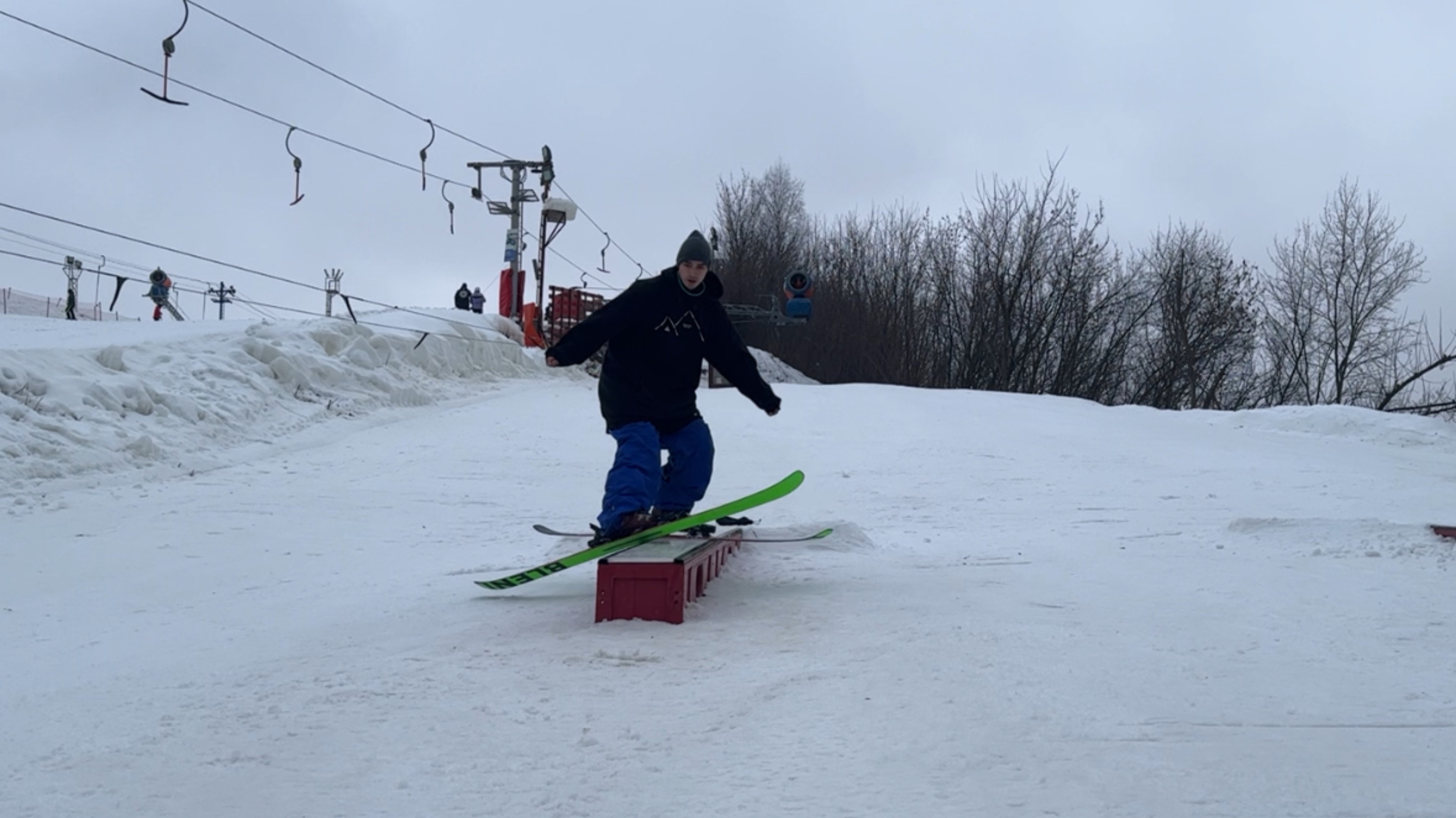 Базовые трюки на лыжах на слайд боксе Slow mo