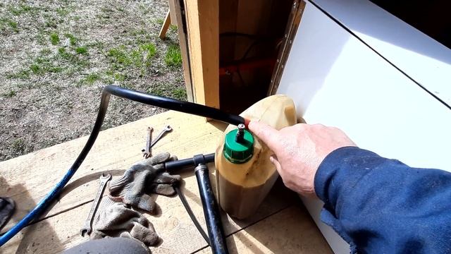 Мтз 132н замена масла.Нагнетатель из канистры.