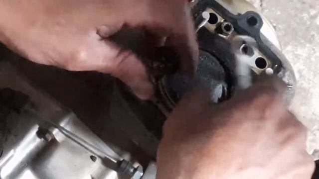 desmontei a parte de cima do motor da titan 2001 e o inesperado aconteceu!