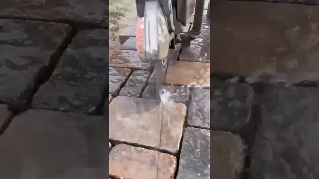 Укладка изогнутой дорожки из брусчатки на дачном участке