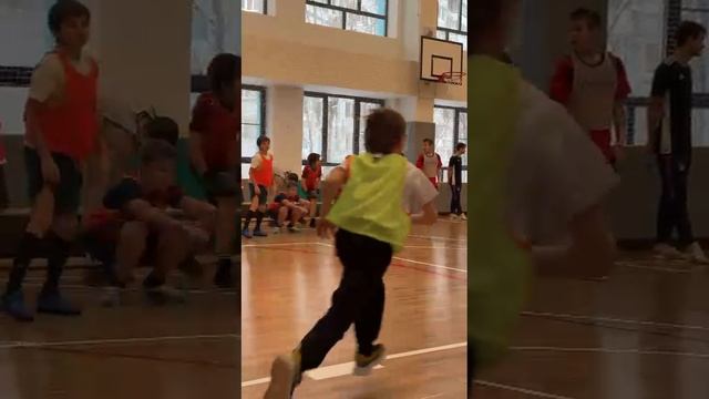 1000443049.mp4 Мои внуки играют в футбол в школе