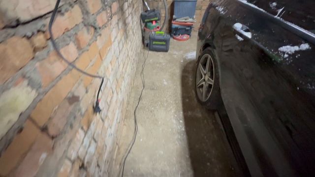 Загнал машину в гараж