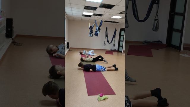 Детская йога. Игра "Конвейер"