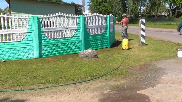 Помыли и покрасили забор бетонный.