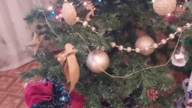 Как блестит огнями елка