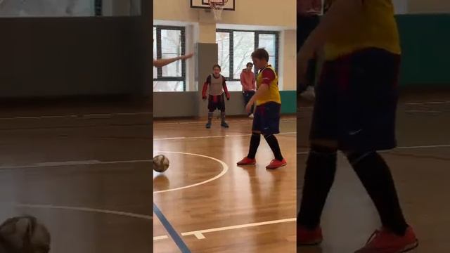 1000443033.mp4 Мои внуки играют в футбол в школе