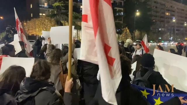 Cтуденты-медики идут маршем на протестный митинг у парламента Грузии.